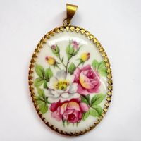 Pendentif ancien porcelaine Limoges peint main motif floral