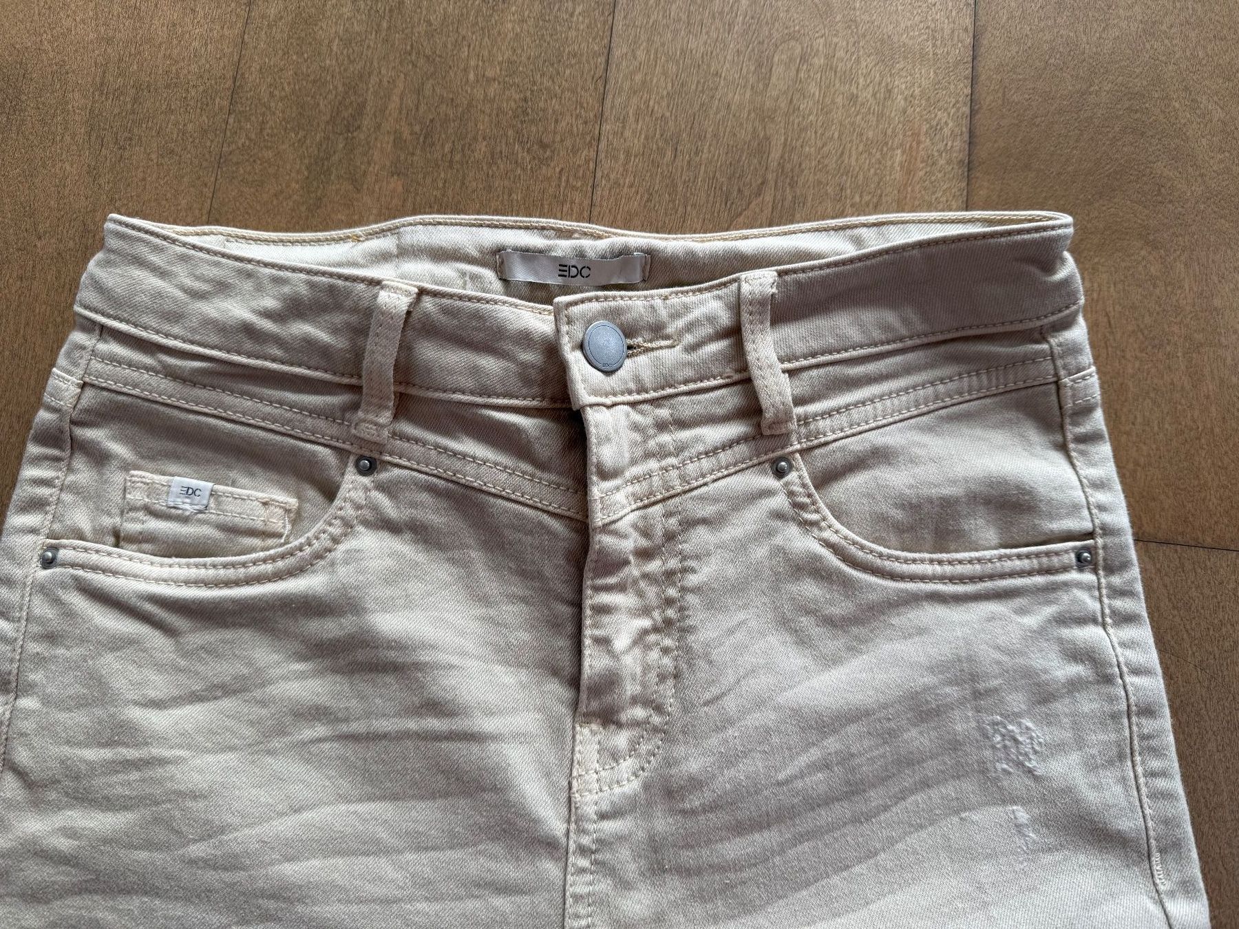 Esprit Jeans: EDC by ESPRIT - hellbeige Jeans mit Used-Effekten Gr. 27/32 – Usato da Meilen venduto da kleisi01 2