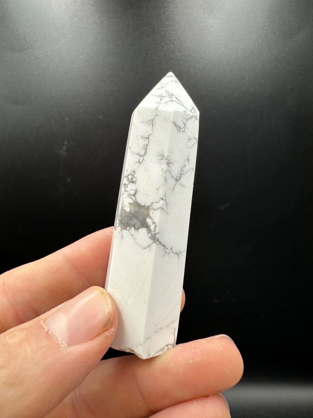 Minerali & Pietre curative: Weisser Howlith Obelisk, Spitze – Nuovo e nell'imballaggio originale da Männedorf venduto da Handschmeichler 1