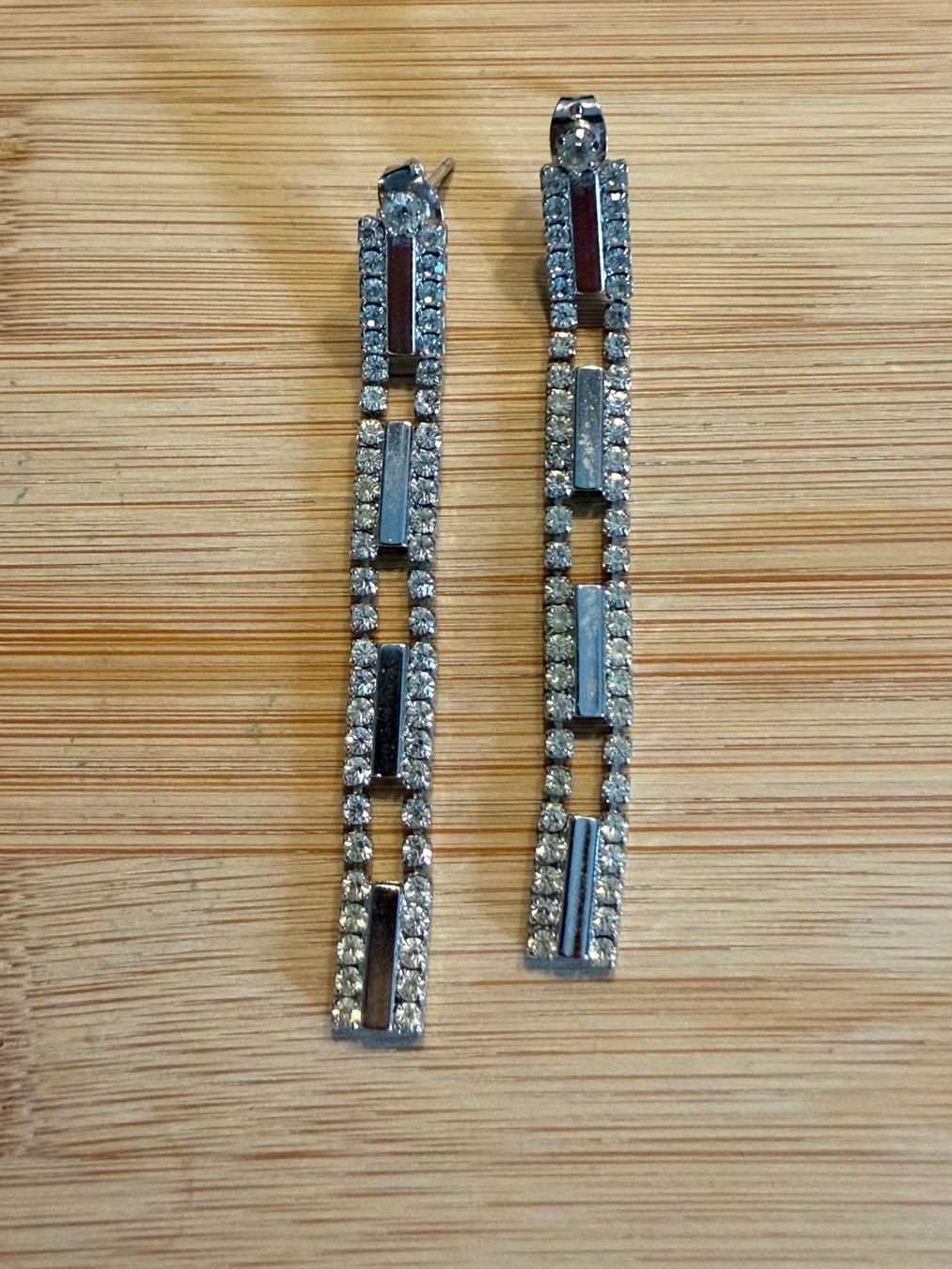 Ohrringe & -stecker: Modeschmuck  Ohrringe lang Strass silberfarben modisch – Gebraucht aus Basel von zukk_ 1