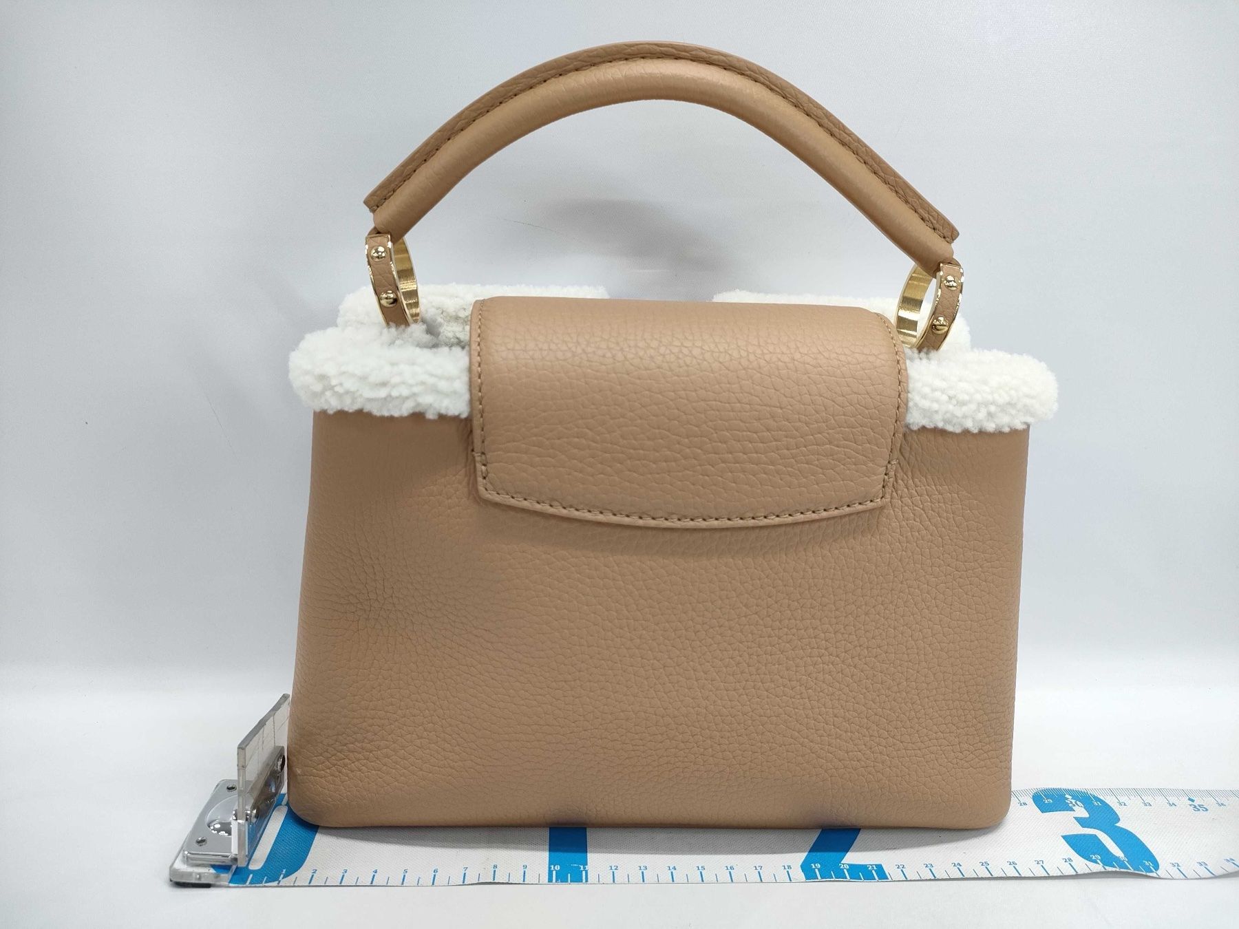 Louis Vuitton Borse da donna: Louis Vuitton Capucines BB Shearling, Neupreis ca. CHF 7000 – Nuovo (secondo la descrizione) da St. Gallen venduto da Love_Luxury 1