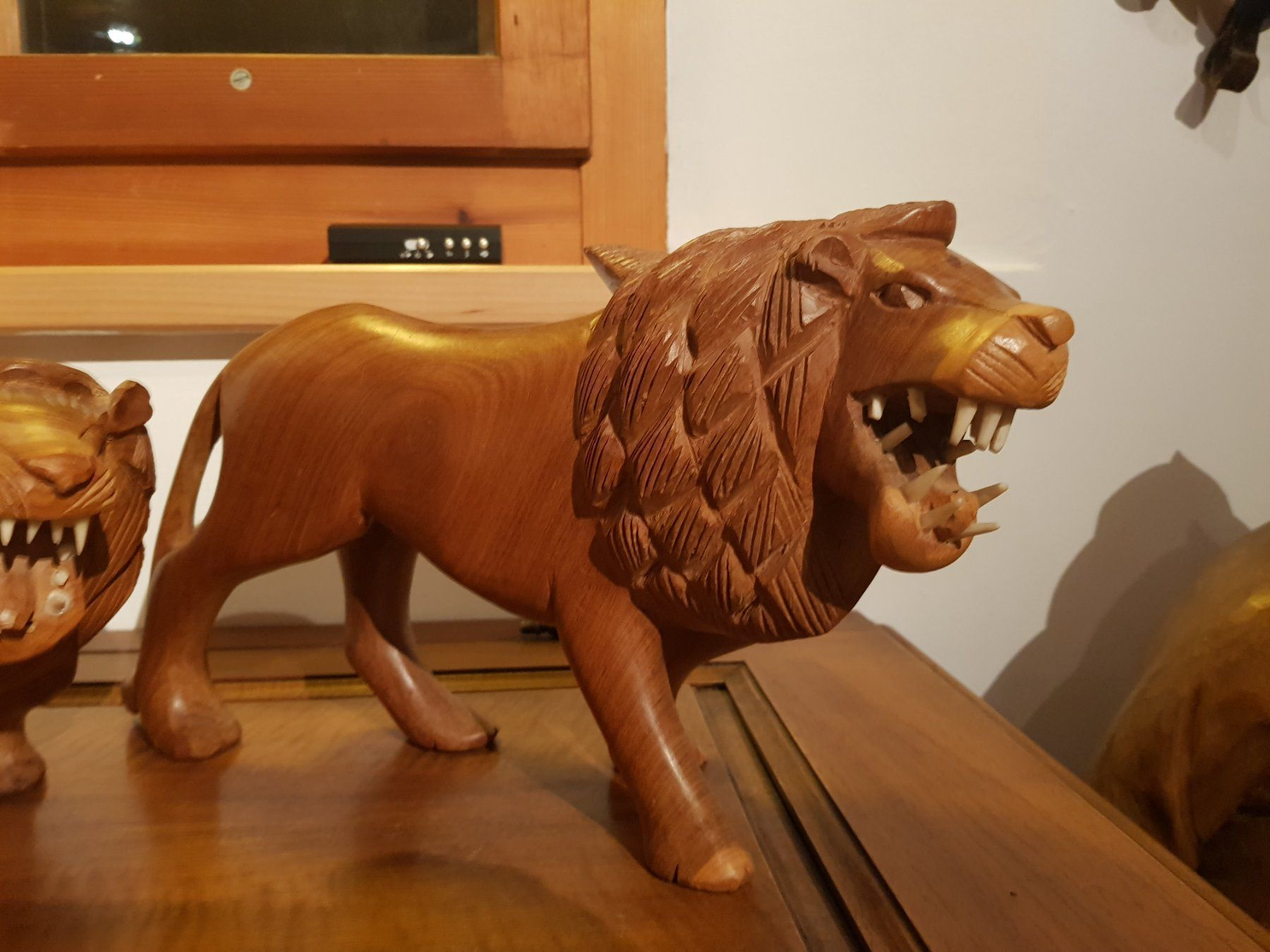 Skulpturen & Statuen: Holz/Löwe geschnitzt drei Stück – Gebraucht aus Steg im Tösstal von LARO14 2