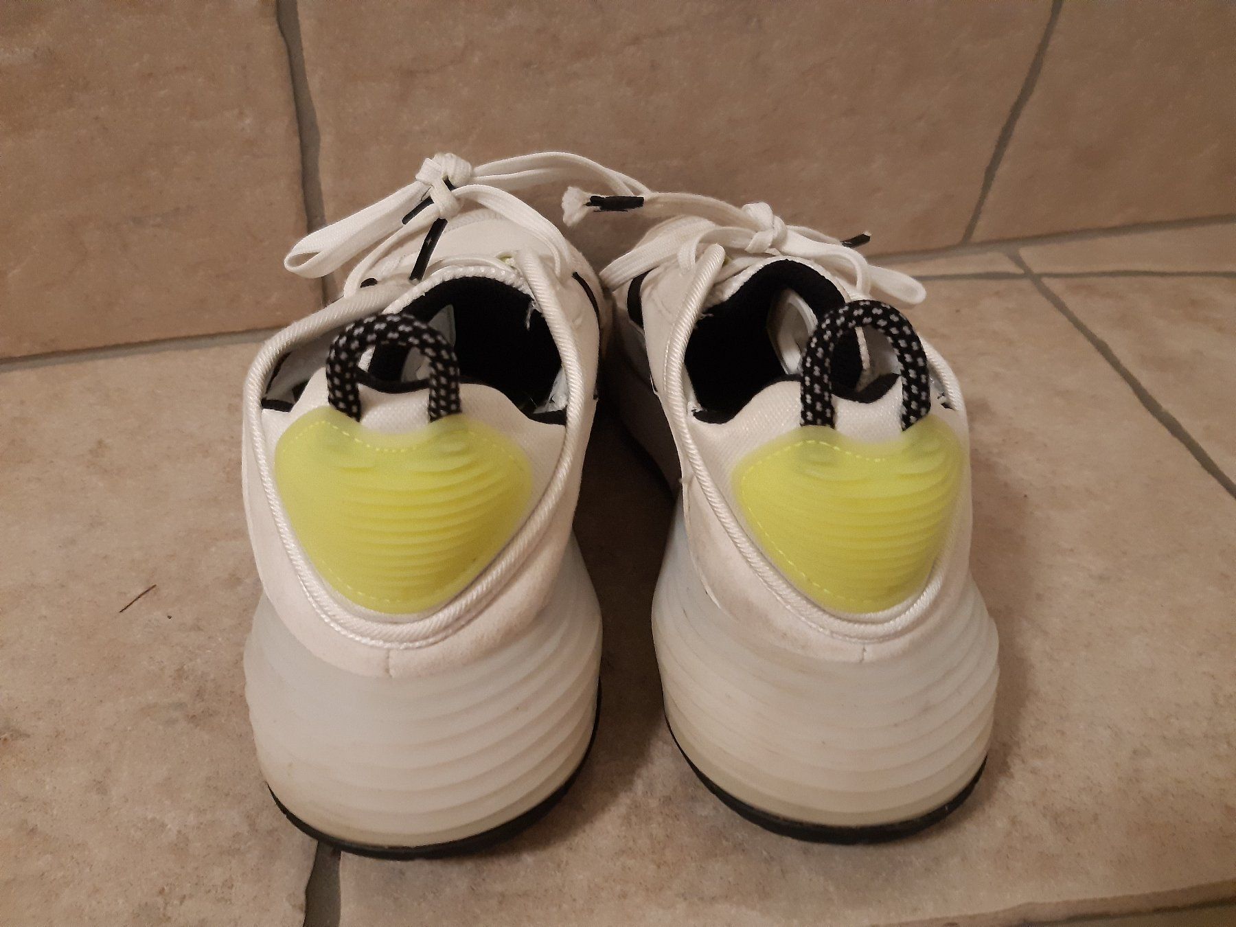 Nike Scarpe per ragazzi: Kinder-Turn-/Freizeitschuhe Nike_Air Max_Gr.35.5_weiss – Usato da Niederweningen venduto da schlossgeist8158 3
