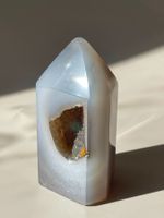 Grauer Achat-Monolith mit Druse
