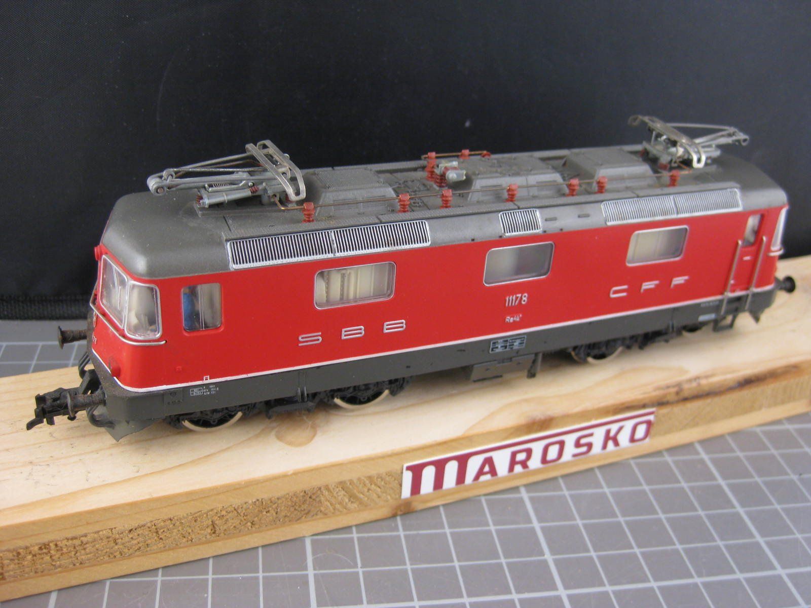 Fleischmann Modelleisenbahnen: Fleischmann SBB Re 4/4 II rot, mit passender Fleischmann Sc – Gebraucht aus Malters von Marosko 2
