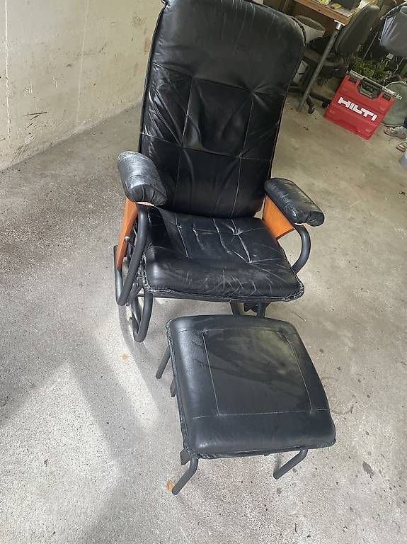 Poltrone: Retro Sessel aus Leder mit Hocker – Usato da Domat/Ems venduto da Buendner2000 2