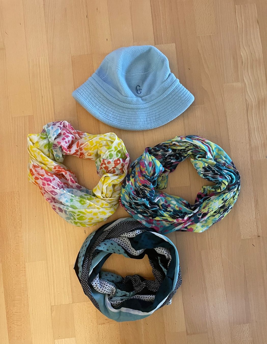 Kleiderpakete: 4-teiliges Winter-Accessoires -Set / 1Hut & 3 Rundschals – Gebraucht aus Winterthur von LESA1015