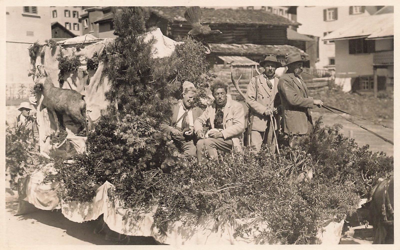 Cartoline postali: Klosters GR Festwagen belebt – Usato da Biasca venduto da Blenio71