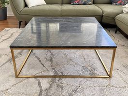 Marmor-Couchtisch 90 × 90 cm mit goldenem Metallgestell