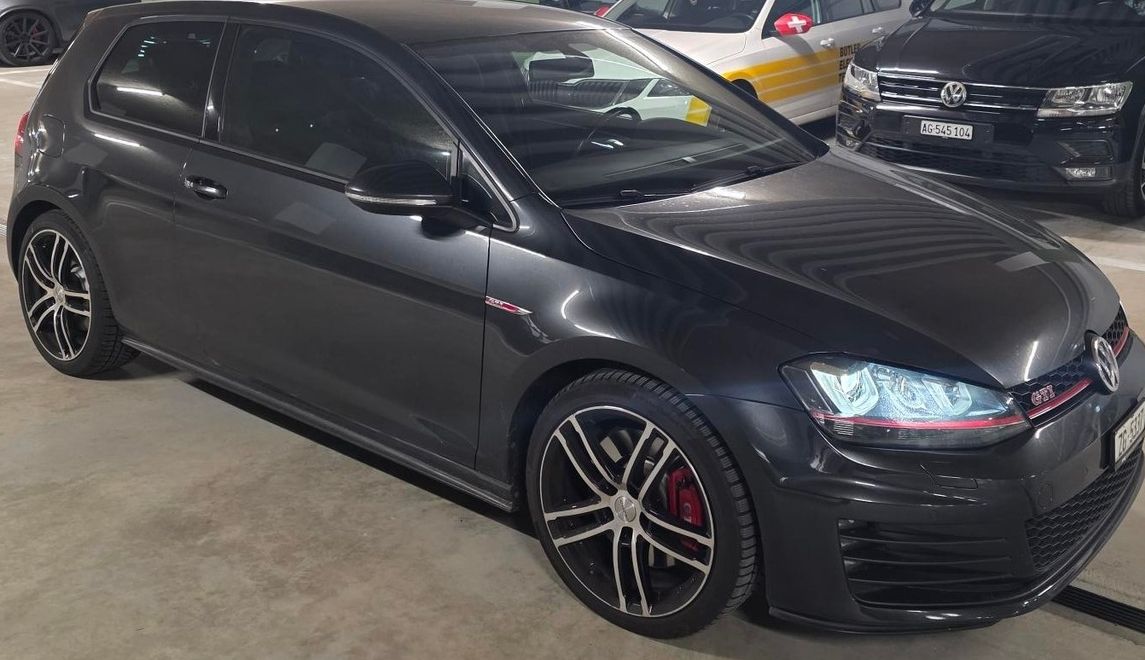 VW Automobili: VW Golf GTI Performance dunkelgrau – Usato da Zug venduto da Upinthesky