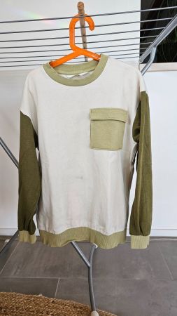 offwhite-grüner Pullover