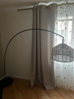 IKEA Bogenleuchte mit Boho-Rattanschirm