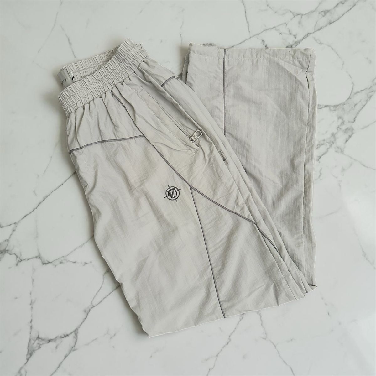 Pantaloni: Vicinity Trainingshose Grau, Grösse L – Nuovo (secondo la descrizione) da Frenkendorf venduto da a_1999