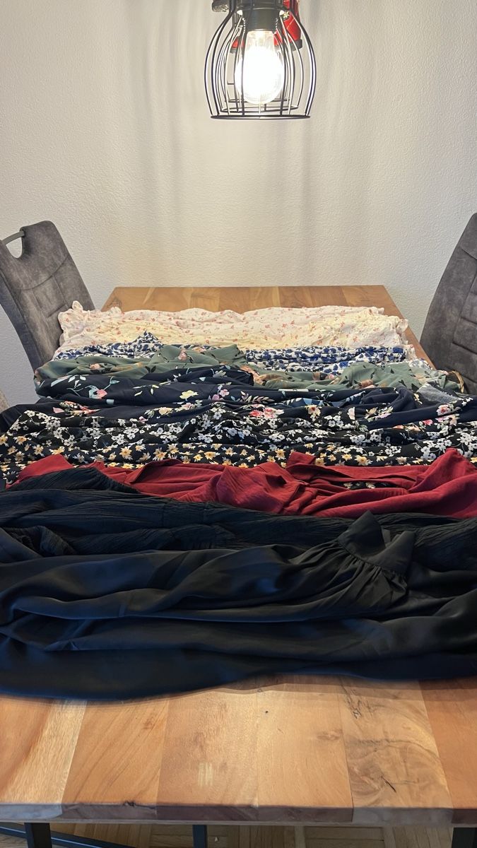 Lotti di vestiti: 11 Damenkleider 44-50 – Usato da Mägenwil venduto da Simsil