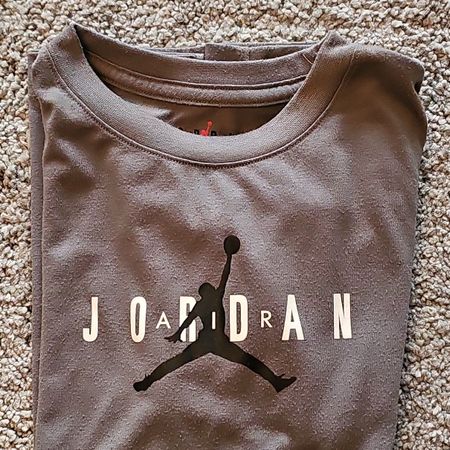 Graues Jordan T-Shirt,, neuwertig für den Sport