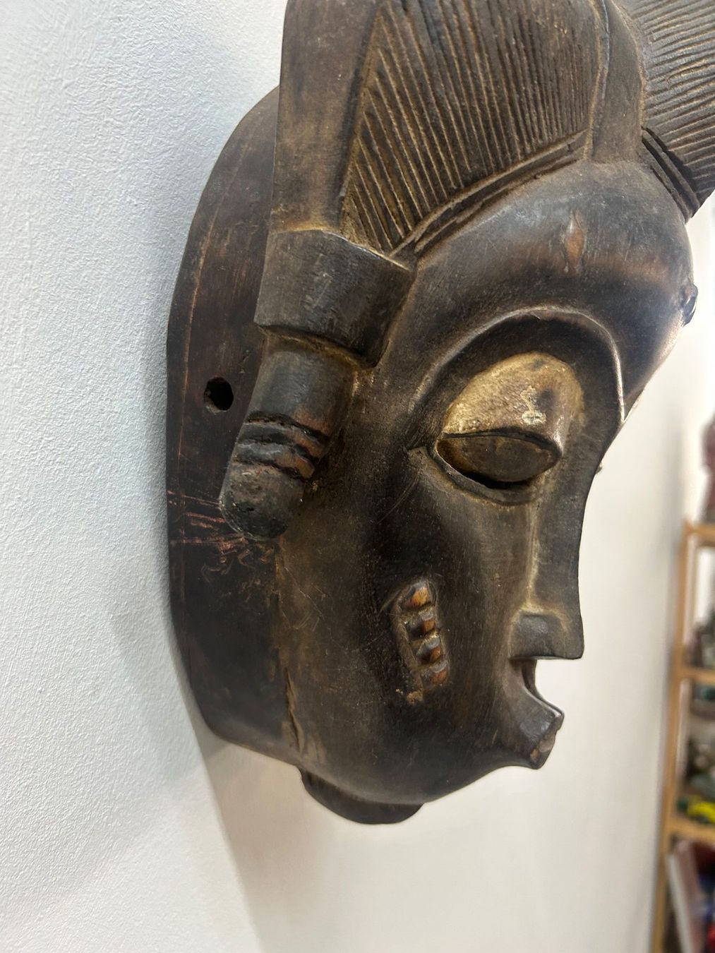 Internationale Kunst: antike traditionelle afrikanische Holz-Maske Alter unbekannt – Gebraucht aus Zürich von Levelart 5