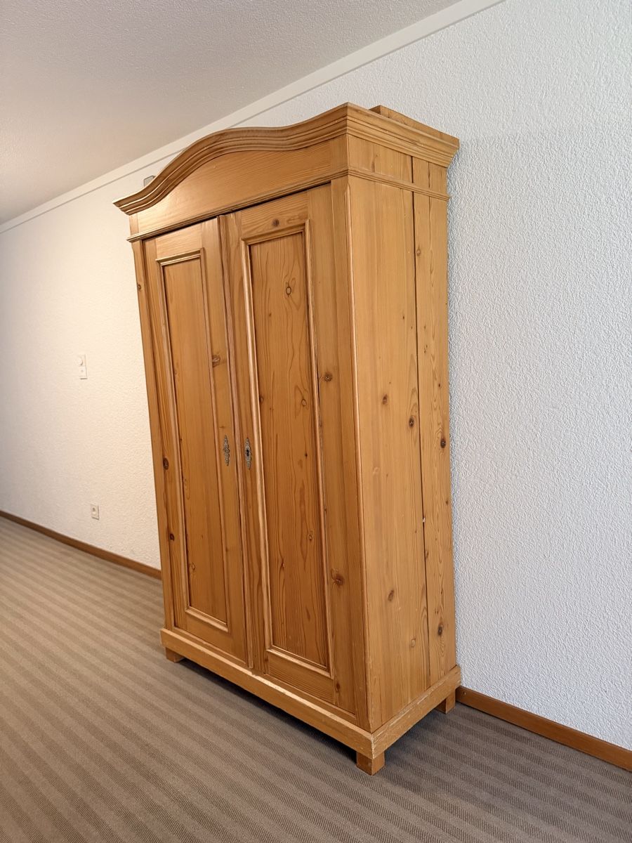 Armadi: Beautiful old Pine Wardrobe, Two Doors, Used Condition – Usato da Kandersteg venduto da ben_jp6l 1