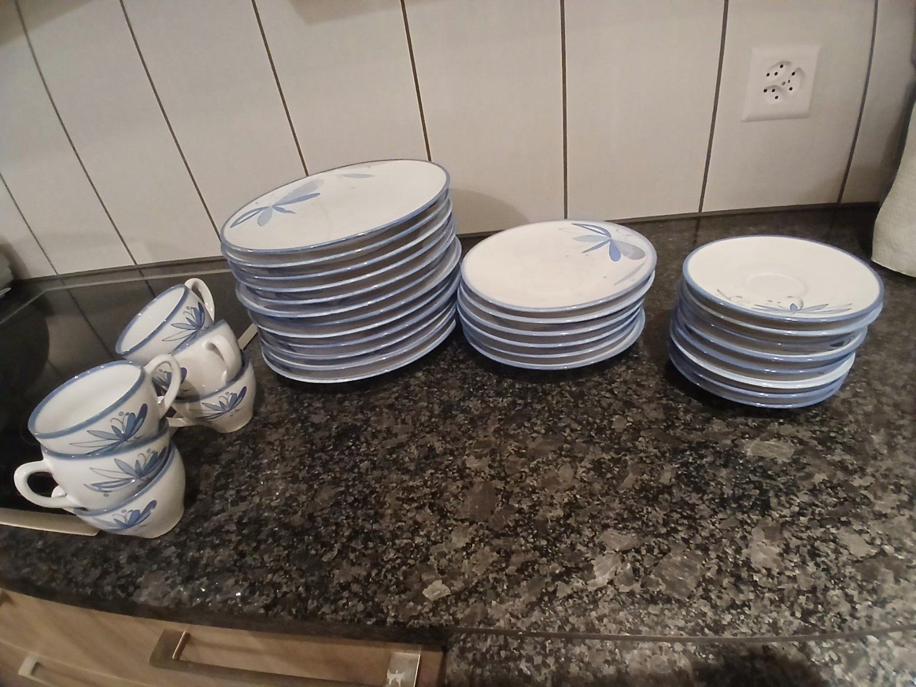 Set di piatti: Geschirr-Set mit blauer Verzierung – Usato da Winterthur venduto da seh_9dhc 3