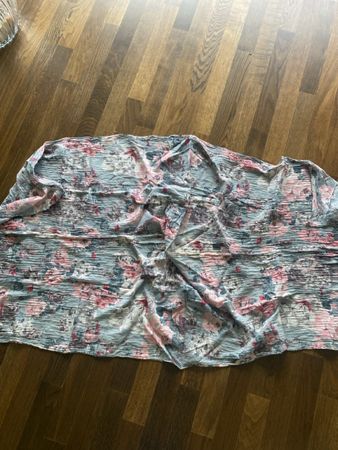 Écharpe légère à fleurs, idéale pour le printemps !