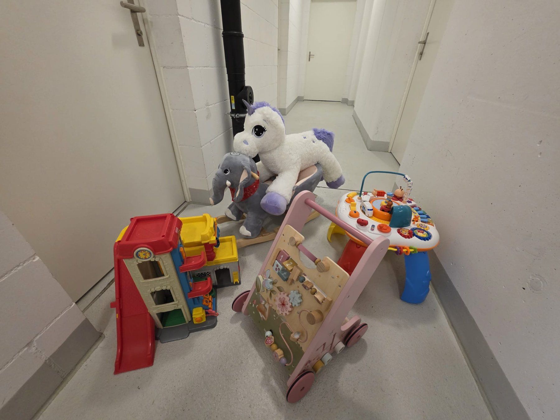 Giocattoli: Kinder-Spielset mit Einhorn-Plüschtier, Elefantenwippe, etc. – Usato da Oberlunkhofen venduto da steggi_93