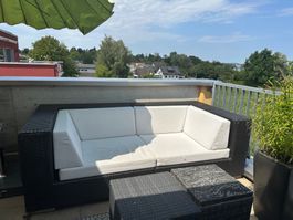 Hochwertige Lounge von enea, helle Sitz- und Rückenkissen