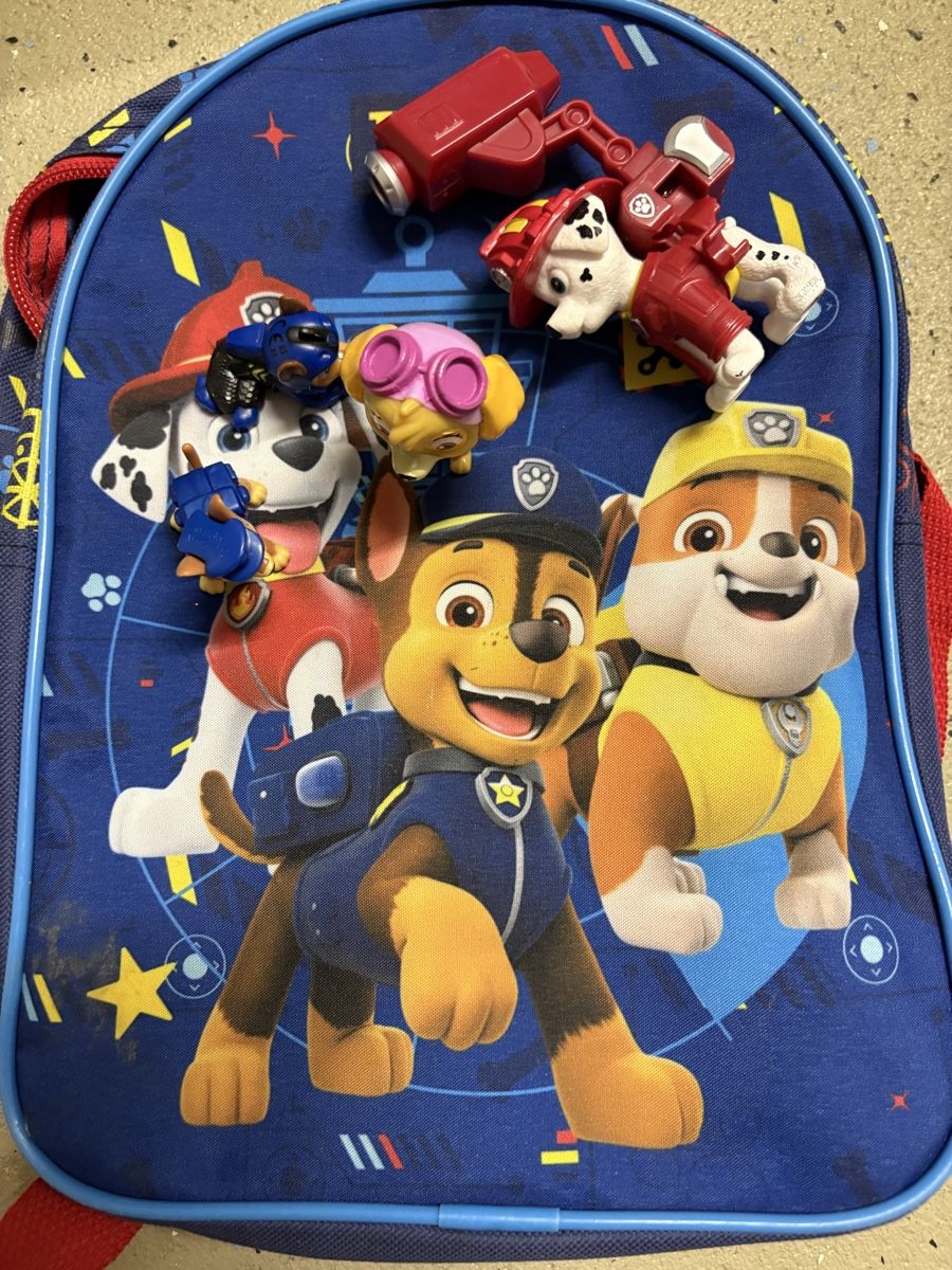 Sacs & sacs à dos: KINDER-Rucksack mit 4 Figuren – D'occasion à Eggenwil par Goldfischli1980
