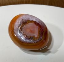 Sehr schöner Karneol mit Kristalle Free Form aus Madagaskar