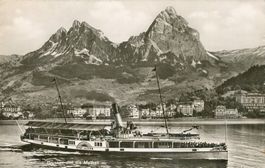 Alte Postkarte aus dem Jahr 1939. Brunnen und die Mythen.