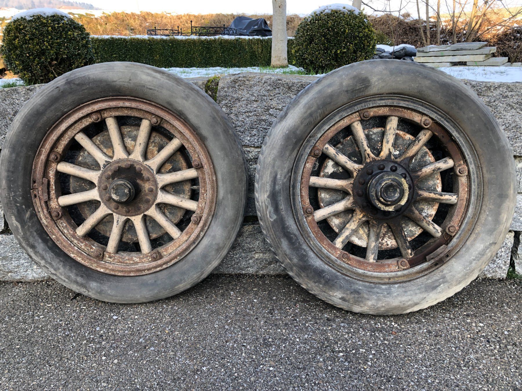 Cadillac Pneus & Kompletträder: Alte Cadillac Holzspeichen-Räder – Gebraucht aus Beinwil (Freiamt) von Zedel1923