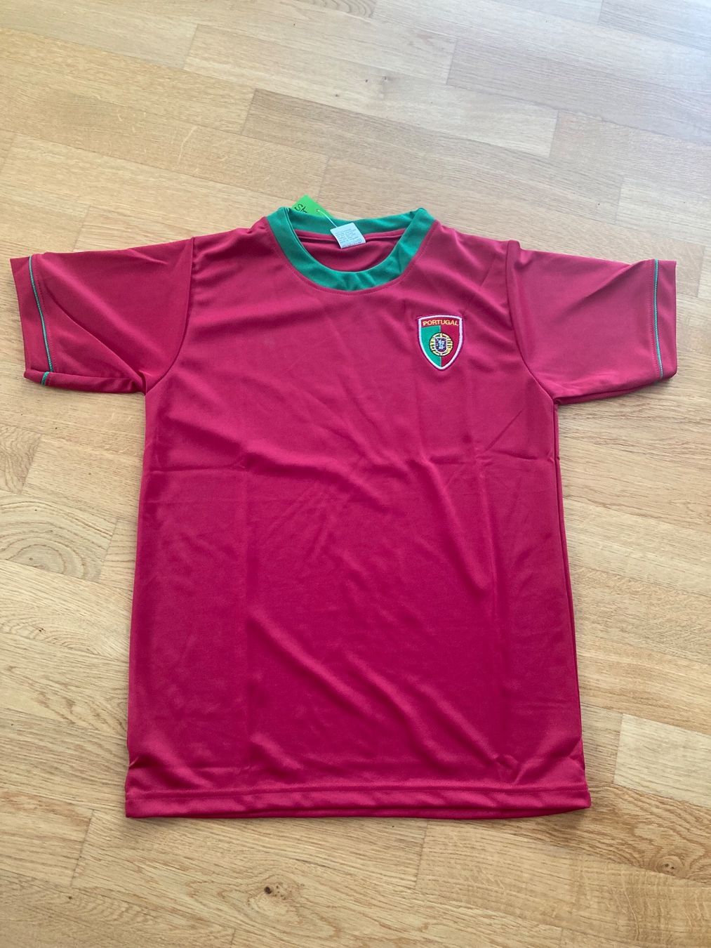 Leibchen & Hosen: Fanshirt Portugal – Neu und originalverpackt aus Seengen von murmelo