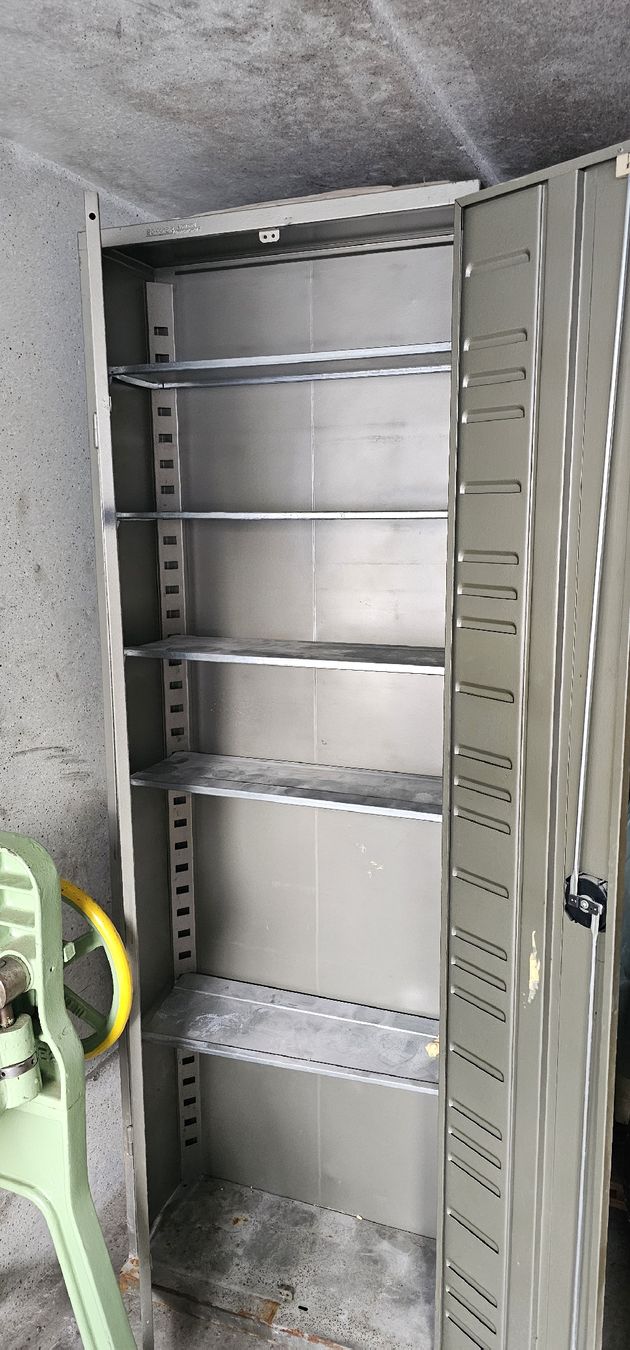 Lista Armadi: Metallschrank ab 1.00Fr – Usato da Emmenbrücke venduto da inf_l8yf 2