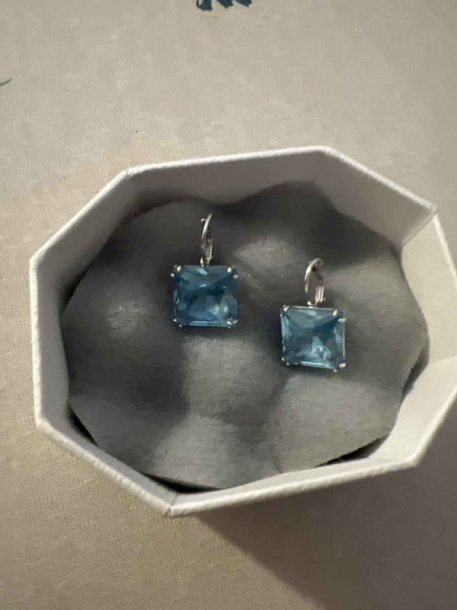 Swarovski Orecchini pendenti & Orecchini a lobo: Swarovski Ohrringe mit blauem Stein ne – Usato da Olten venduto da AtelierSecondhand23