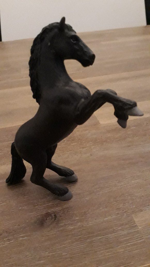 Statuette: schwarzes stolzes Plastikpferd – Usato da Freudwil venduto da Feenland2010 2