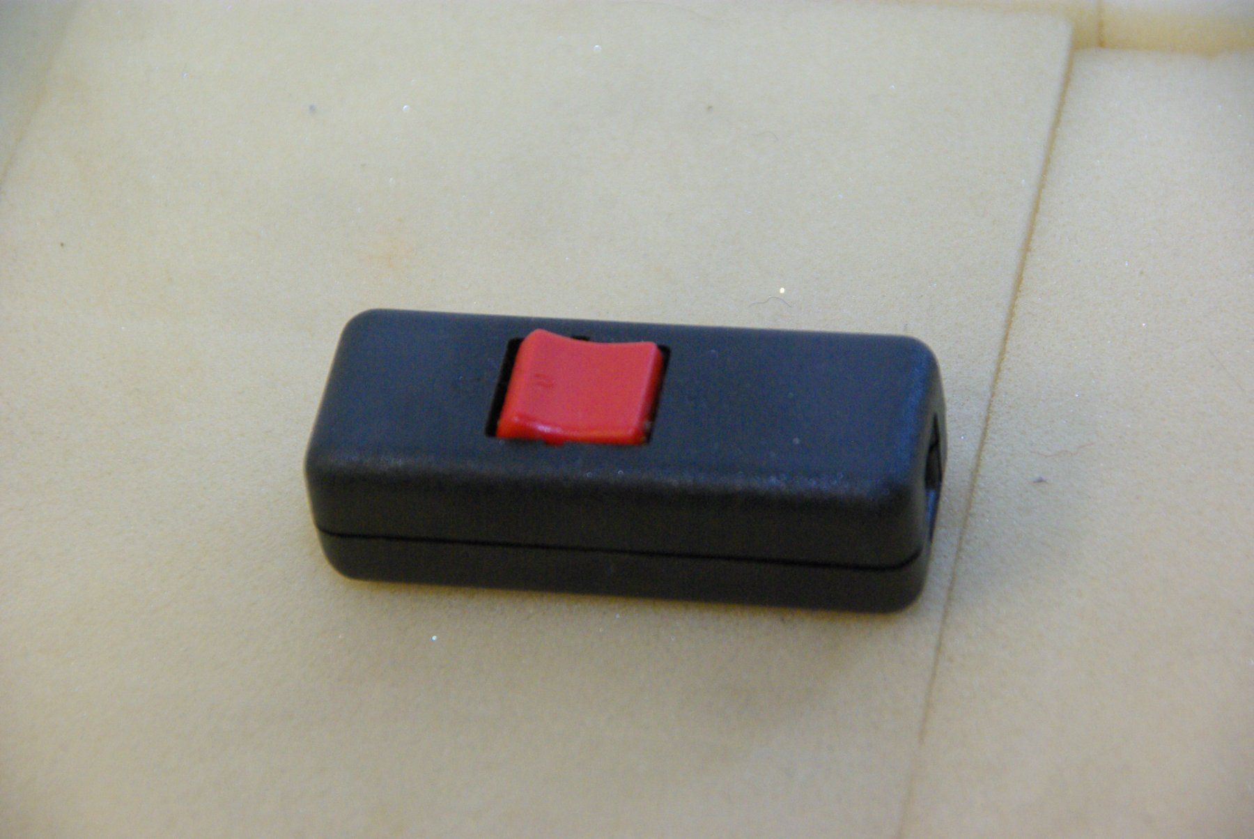 Schalter: Zwischenschalter EIN / AUS, schwarz-rot – Neu (gemäss Beschreibung) aus Herisau von Cevianer1844