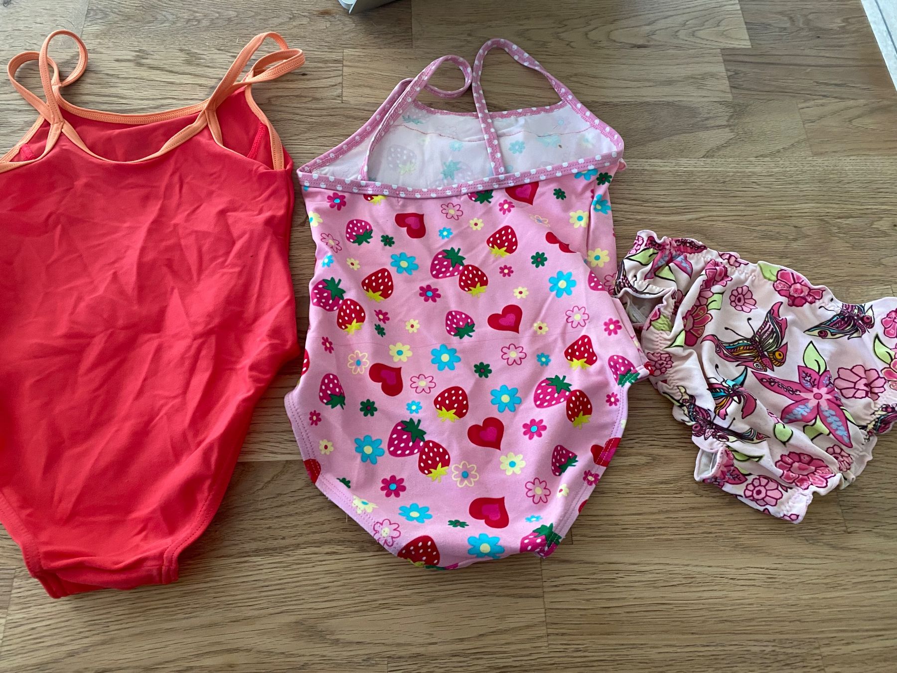 Costumi da bagno & Bikini: 2 Badeanzüge und eine Hose Gr. 110 – Usato da Hauenstein venduto da Ginsy 4