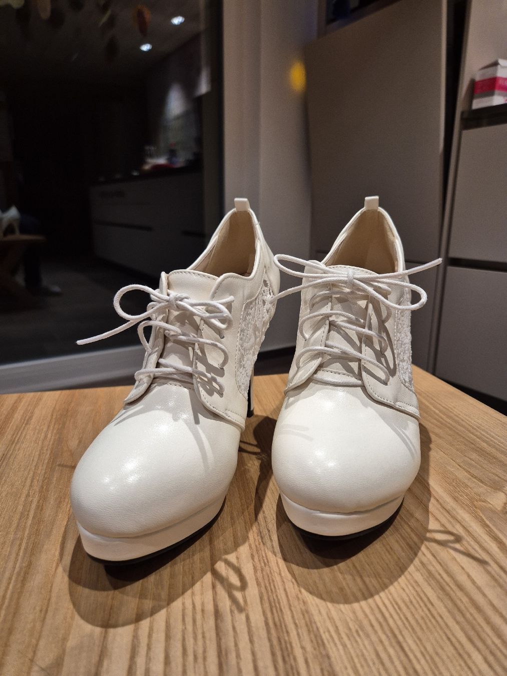 Damenschuhe: Schnürschuhe in Weiss mit Spitze – Neu (gemäss Beschreibung) aus Lanzenhäusern von Sulaika0
