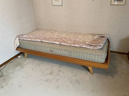 Altes Bett aus Holz