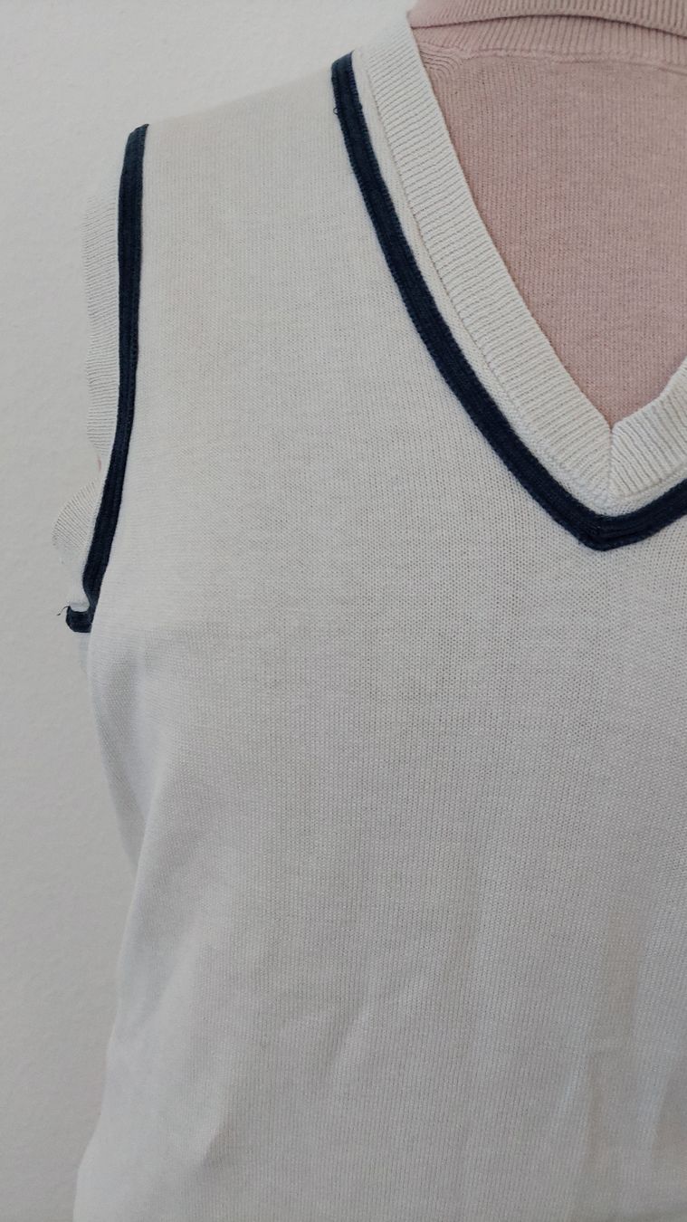 Gilet & Giacche senza maniche: Sportlicher Pullunder, Weiss mit marineblauem V-Ausschnitt – Usato da Gwatt (Thun) venduto da Letzte-Chance 1