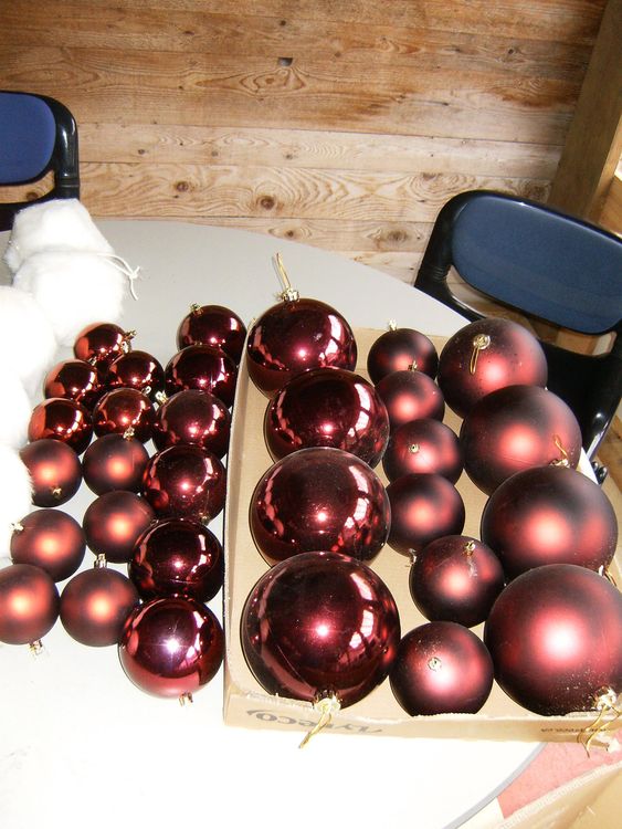 1 Kiste mit Weihnachtskugeln Rot und weisser Kunstpelz (Gebraucht) in ...