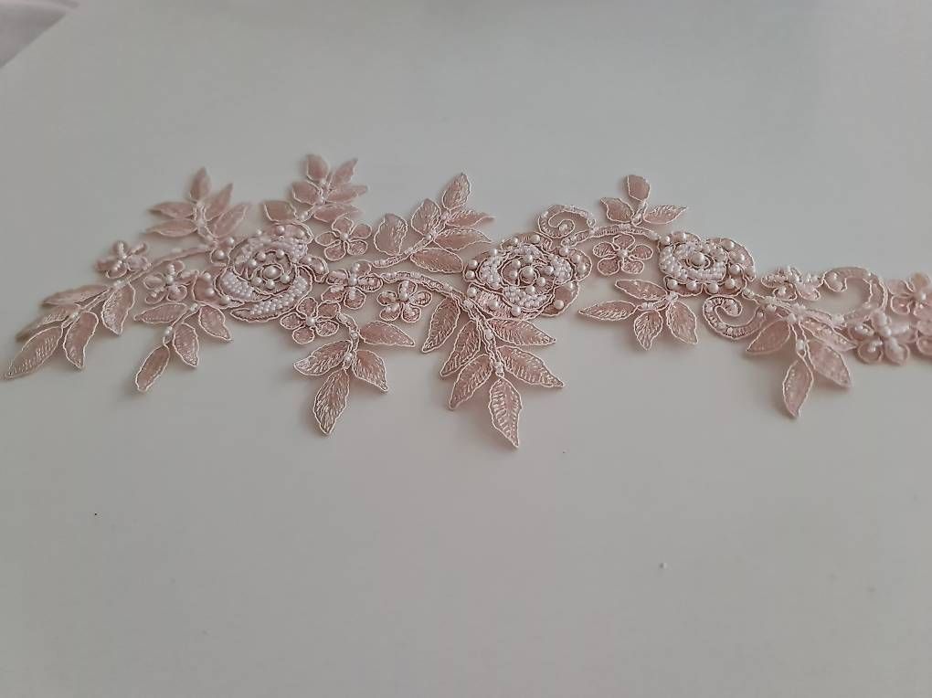 Stoffe: Spitzenapplikation Blumen mit Perlen rosa – Gebraucht aus Allschwil von 86d_fmd5 2