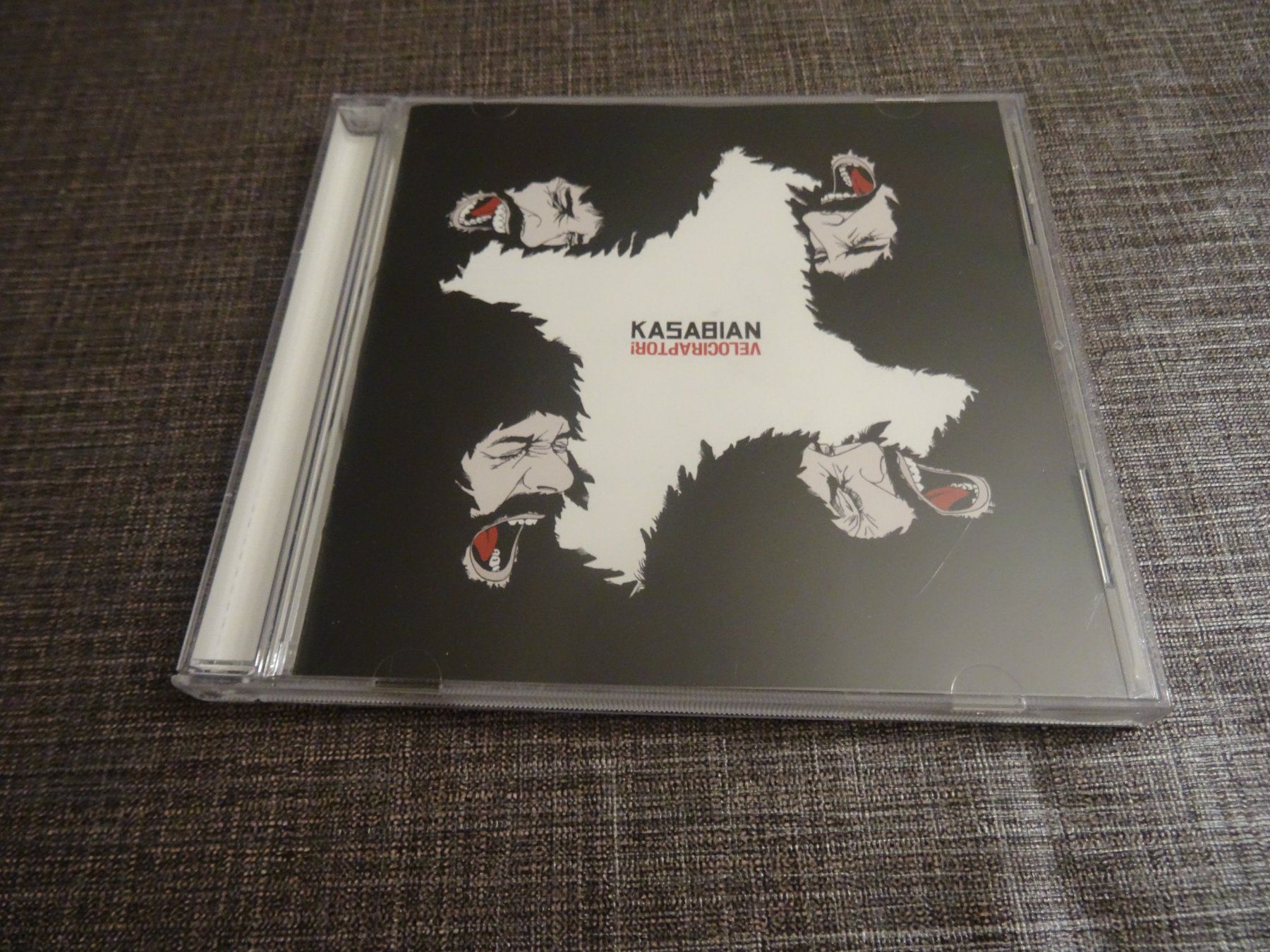 CD: Kasabian Velociraptori! CD – Usato da Olten venduto da Disc-Ausverkauf