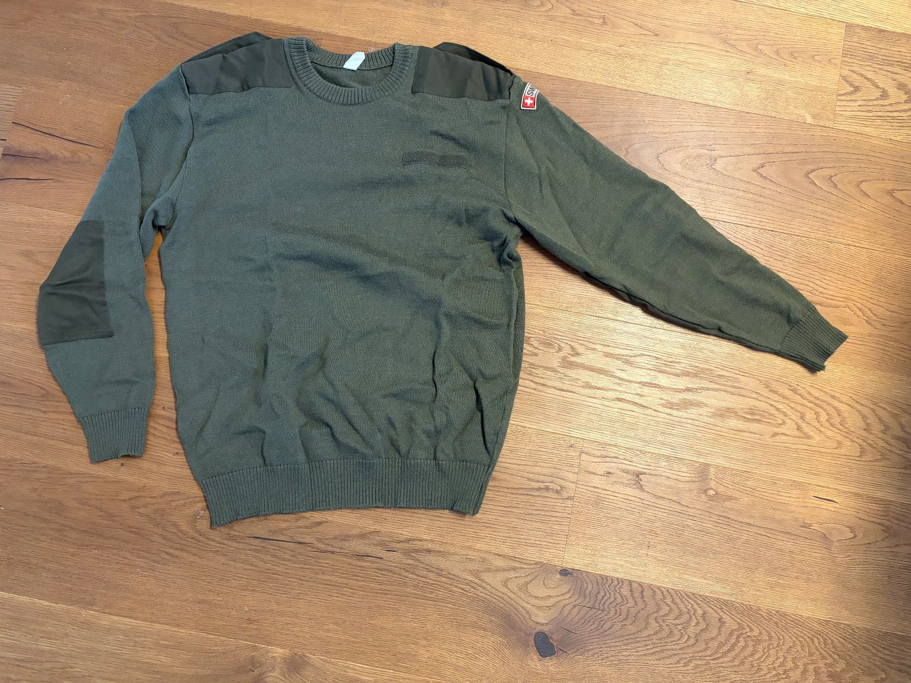 Schweizer Armee Uniformi: Schweizer Armee Pullover oliv gebraucht mit Abzeichen – Usato da Langnau i. E. venduto da balu82