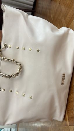 Elegante Guess Handtasche in Weiss - Perfekt für den Sommer!