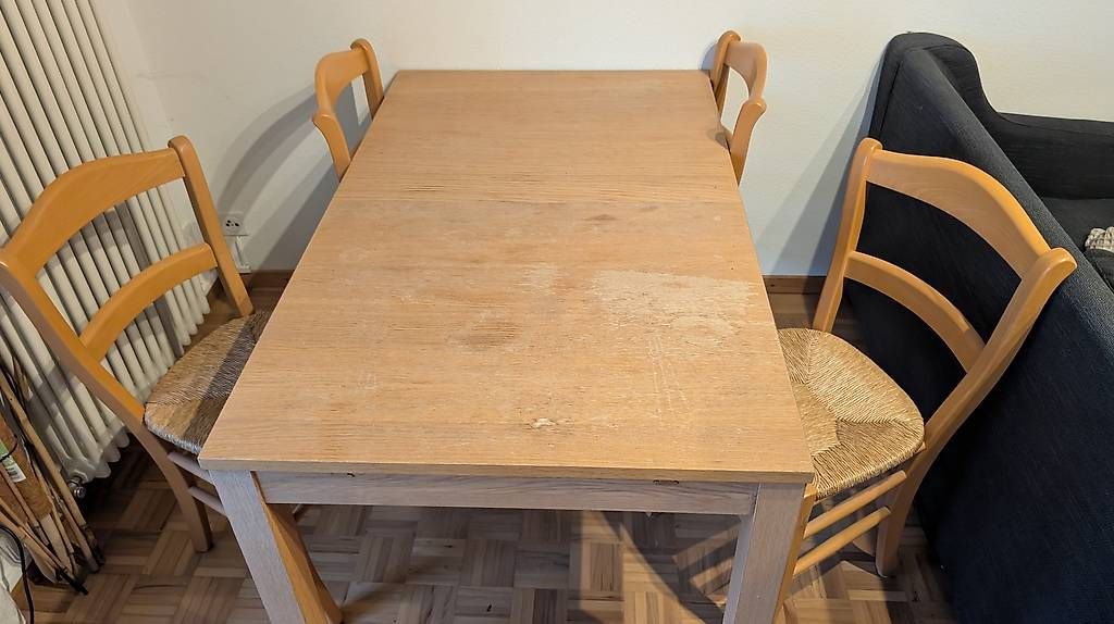 Set di tavolo e panche: Holztisch mit vier Stühlen – Usato da Basel venduto da san_pp89