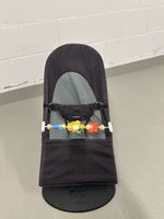 Babybjörn Wippe schwarz grau mit Spielbogen