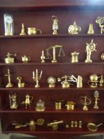 Setzkasten mit Messingfiguren