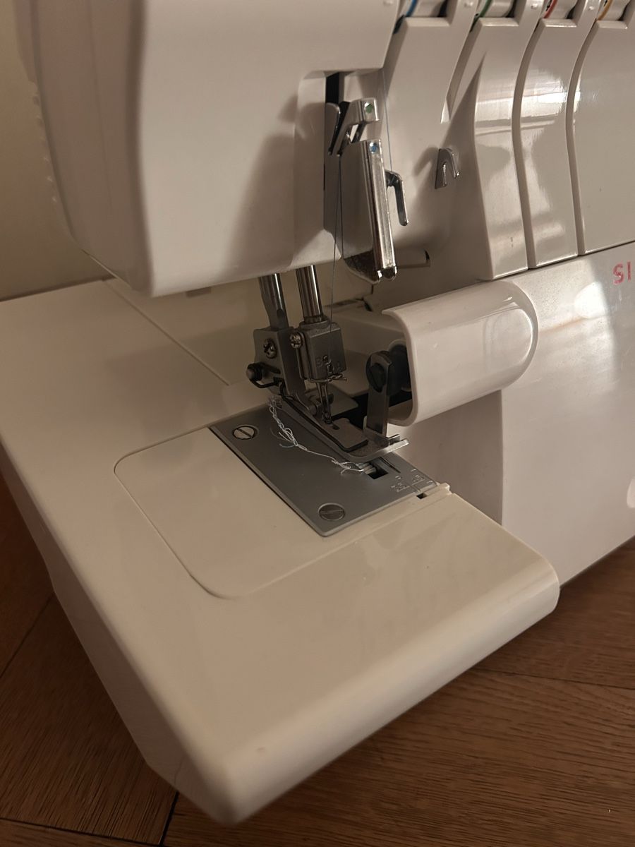 Singer Macchine da cucire: Overlockmaschine Singer Differential Feed weiss gebraucht – Usato da Zürich venduto da lau_6l7j 2