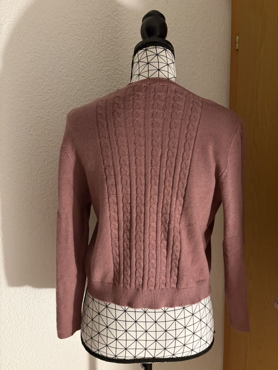 Giacche: Rosafarbene Strickjacke mit Zopfmuster  – Nuovo (secondo la descrizione) da Galgenen venduto da Miachelle 2
