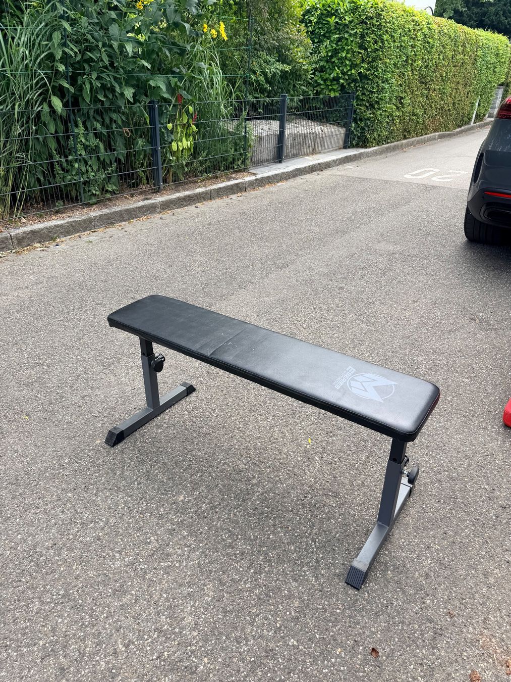 Hometrainer: Hantelbank Hantelablage Gewichte etc. – Gebraucht aus Riehen von fab_tds9 1