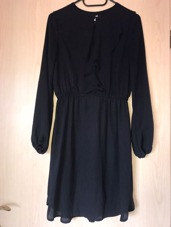 H&M ???� robe noire avec d?�tails au col XS (Neu (gem?�ss Beschreibung)) in Muraz (Collombey) f?�r CHF 